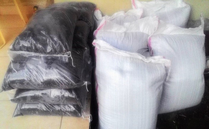 Produk bio-slurry padat yang telah dikemas dalam plastik dan karung