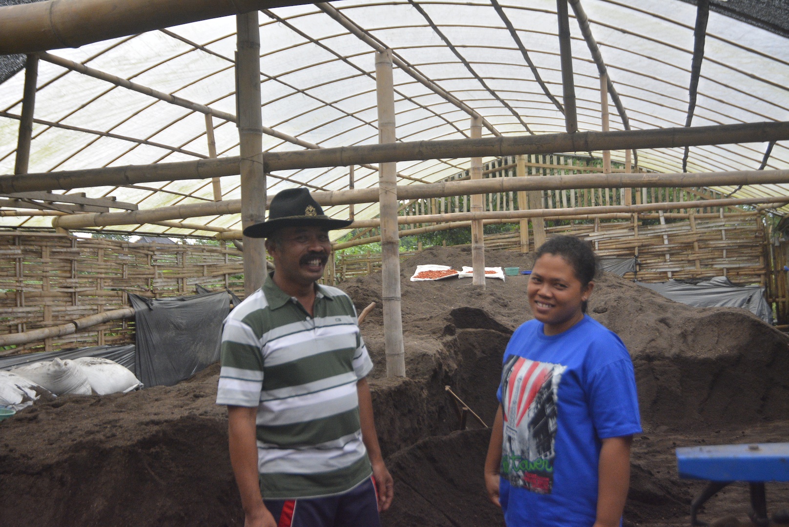 Sarianto dan Purwati dengan latar usaha bio-slurry yang mereka kelola