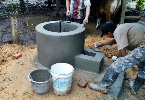 Pak Mujie bersama rekannya melakukan finishing pada mixer dan inlet