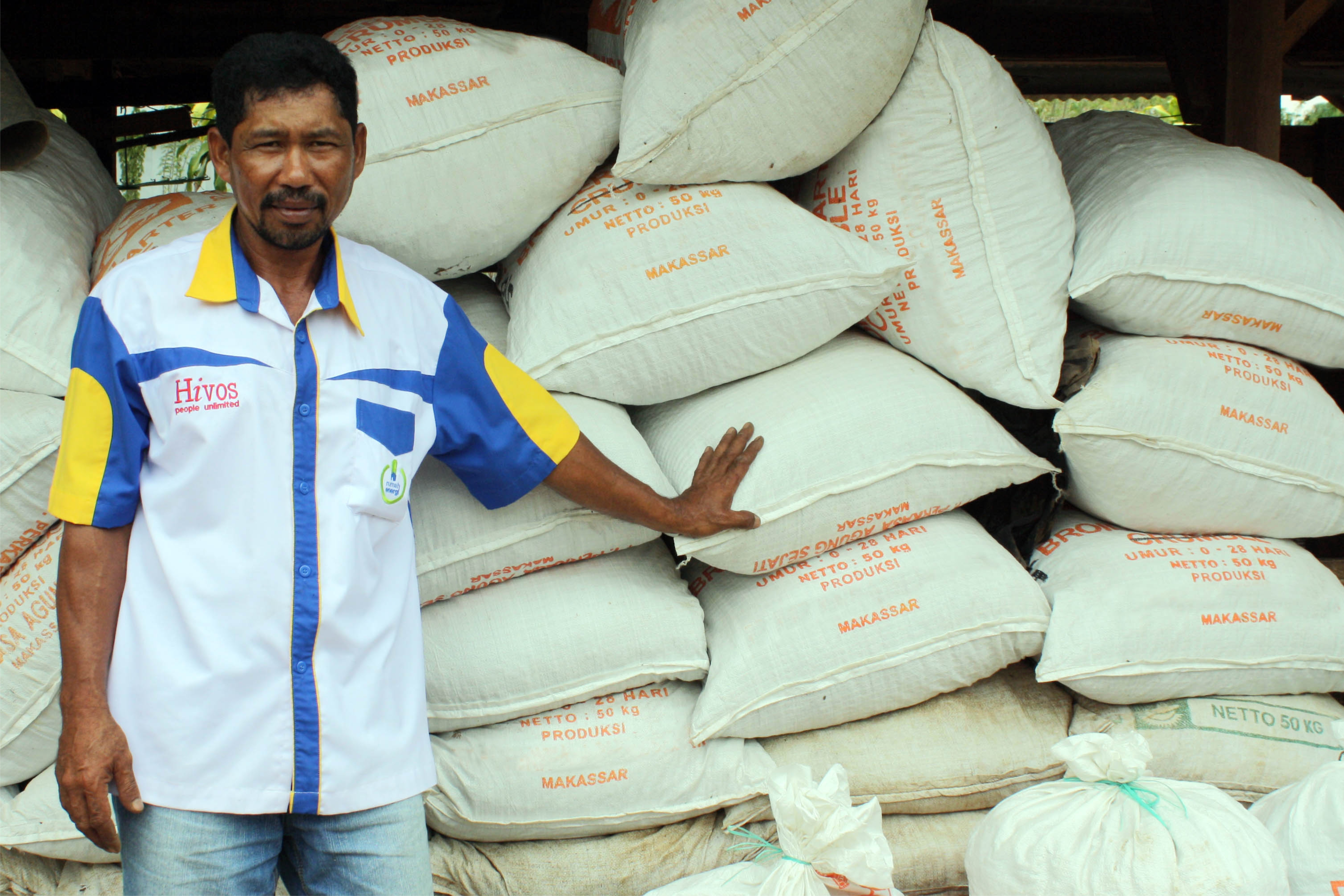 Muhammad Yunus, 46, bersama karung-karung berisi pupuk padat dari bio-slurry