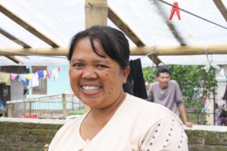 Eti, 32, warga Kampung Arang, Lembang, Jawa Barat. Di tengah segala keterbatasan yang ada, mereka mampu mengatasi masalah dan bahkan menjadi panutan bagi masyarakat yang lain