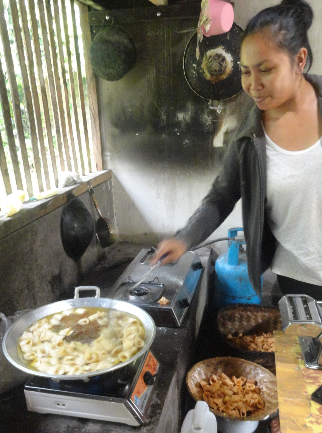 Wayan Sudarmi memasak kripik dengan biogas BIRU