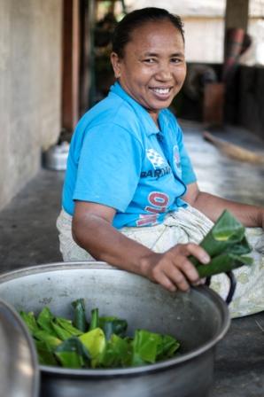 Muslimah, 43, berjualan plecing kangkung setiap hari. “Masak plecing pakai biogas, lebih cepat matang. Rasanya juga sama, tidak ada bedanya dengan pakai kayu bakar atau minyak tanah.”
