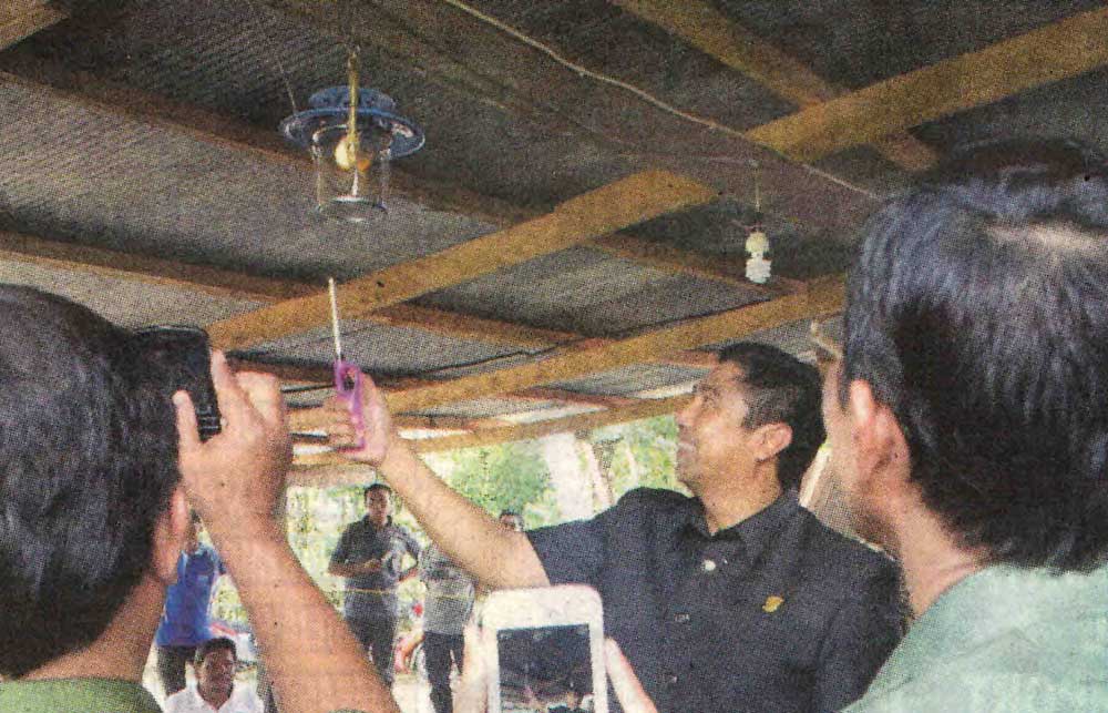 ENERGI ALTERNATIF. Wakil Ketua DPRD Maros, AS Chaidir Syam menyalakan lampu penerangan yang menggunakan biogas hasil pengolahan kotoran ternak tanda peluncuran Biogas Rumah ke-100 di Dusun Balocci, Desa Benteng Gaja, Kecamatan Tompobulu, Senin, 11 November 2013