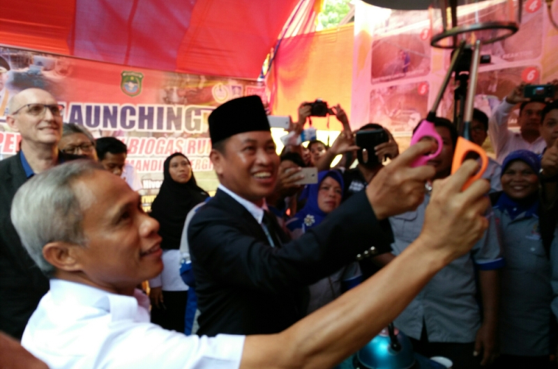 Bupati Pangkep, Syamsuddin A Hamid bersama wabup, Syahban Sammana menyalakan lampu yang menggunakan energi biogas