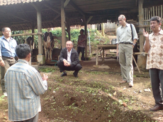 Dr. Ir. Yahya Rahmana Hidayat, Msc (berjaket hitam, jongkok) sedang berdialog dengan peternak pengguna Biogas Rumah (doc.hbn/mlg)