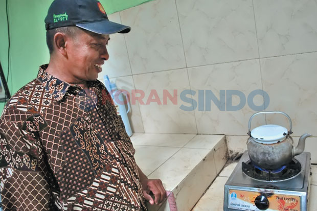 Tugiyo menunjukkan nyala api biogas yang lebih biru dibanding elpiji.