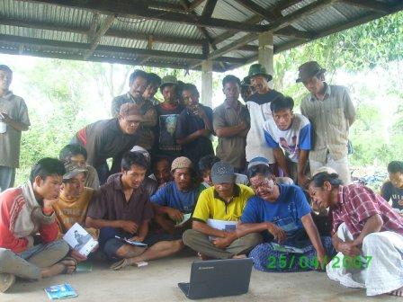 Tak ada listrik, nonton di laptop pun jadi!