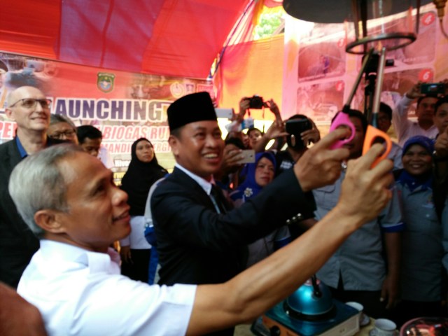 Bupati Pangkep, Syamsuddin A Hamid bersama wabup, Syahban Sammana menyalakan lampu yang menggunakan energi biogas