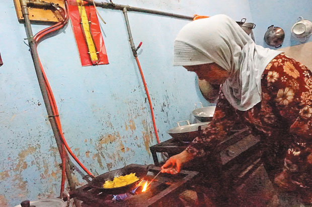 Seorang warga Desa Gendro Kecamatan Tutur memasak menggunakan bahan bakar biogas yang berasal dari kotoran sapi. Potensi peternakan sapi perah yang mencapai 18.200 ekor, menjadi obsesi kawasan ini untuk bebas dari ketergantungan terhadap elpiji 